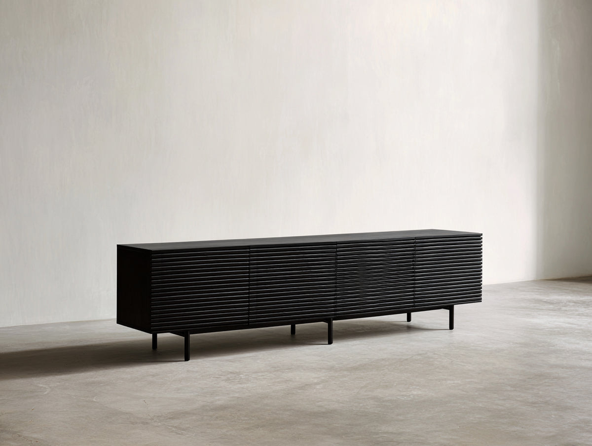 Mueble recibidor 200x42x72 cm - Madera y metal - Negro - Cuatro puertas con relieve horizontal y base elevada